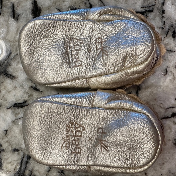 Freshly Picked Platinum Mickey Mouse Bow Baby Shoe in size 3, like new condition - Picture 8 of 16